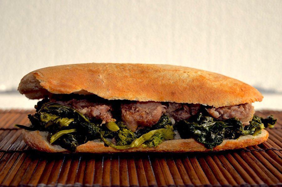 Salsiccia e Friarielli: La combinazione perfetta della cucina napoletana