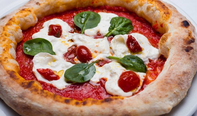 Ricetta e Origini della Pizza Napoletana